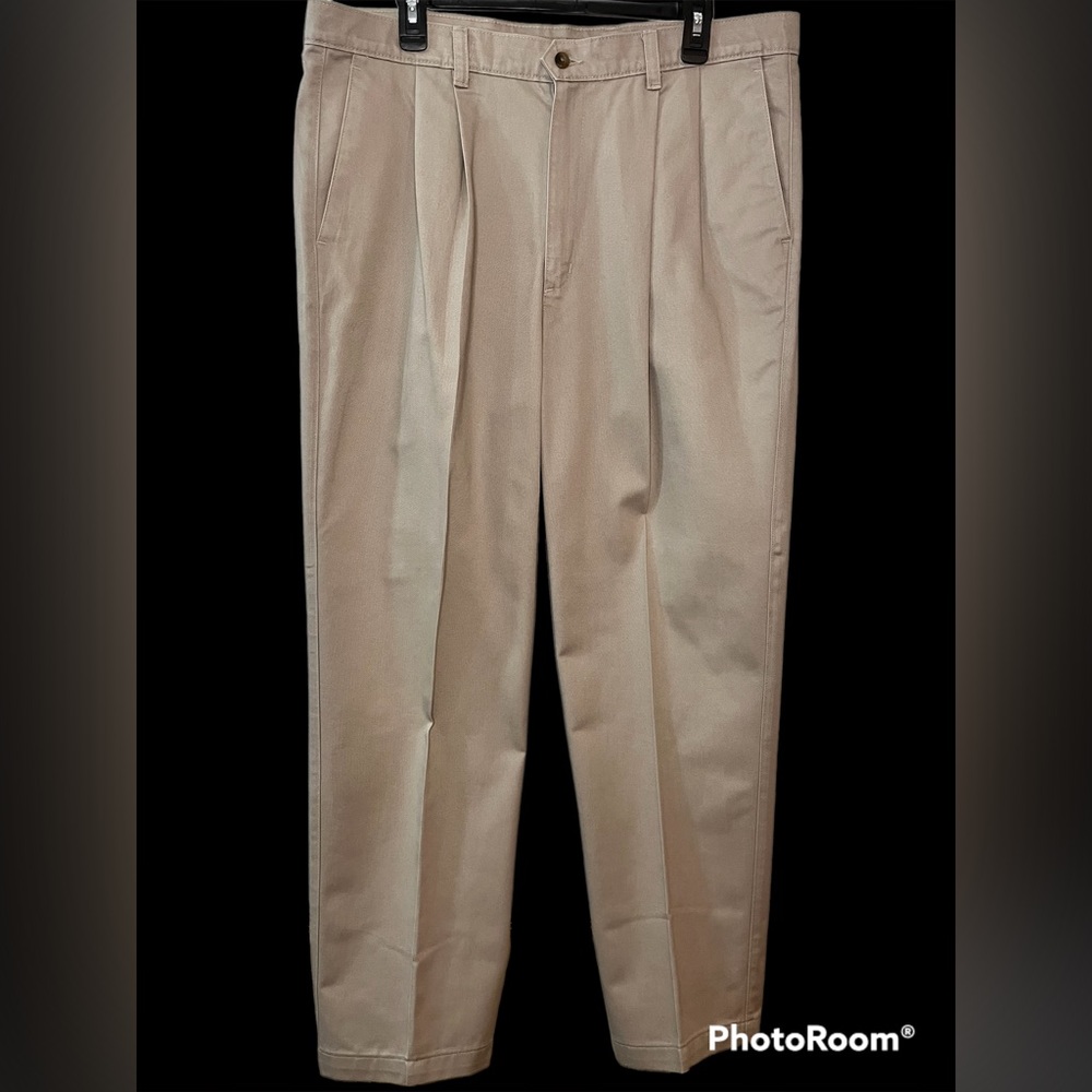 GENTLY USED Men's DOCKER’s Classic-Fit Essential Khaki Pants